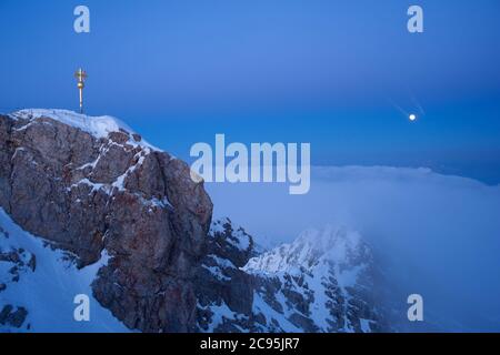 Geographie / Reisen, Deutschland, Bayern, Wettersteingebirge, Mondaufgang, Blick von der Zugspitze, Additional-Rights-Clearance-Info-Not-available Stockfoto