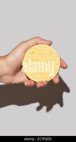 Entfernen Sie das Make-up-Pad. Gelbe Kosmetik Hautpflege Routine Stockfoto