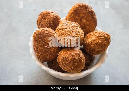 Til ke laddu ist ein Grundnahrungsmittel süß in vielen indischen Haushalten im Winter Stockfoto