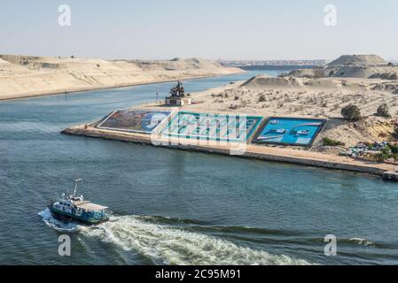 Ismailia, Ägypten - 14. November 2019: Suez Kanal Autorität Denkmal und gigantische Briefe sagen "Welcome to Egypt" in Englisch und Arabisch auf einer Seite der t Stockfoto