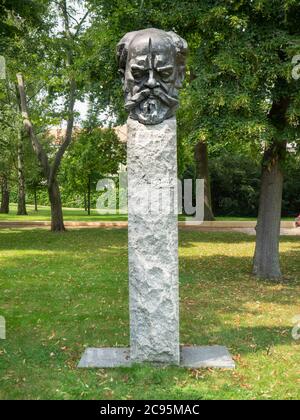 20. Juli 2020, Podebrady, Tschechien. Büste von Antonin Dvorak, tschechischer Komponist im Kurpark Stockfoto