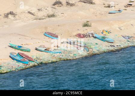 El Qantara, Ägypten - 14. November 2019: Fischerboote und Netze liegen am Ufer des Suezkanals in Ägypten, Afrika. Stockfoto