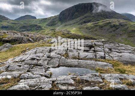 Great End und Esk Pike von Seathwaite Fell, Lake District, Cumbria, Großbritannien aus gesehen Stockfoto