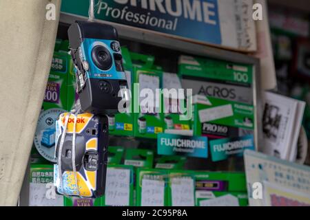 Tokyo, Japan - August 16, 2020 : alte kodak Einweg-Kamera oder Einweg-Filmkamera und fuji-Film für die Kamera werden auf dem Regal angezeigt. Stockfoto