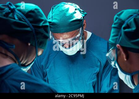 Konzentriertes professionelles chirurgisches Ärzteteam Operationschirurgie ein Patient im Operationssaal des Krankenhauses. Stockfoto