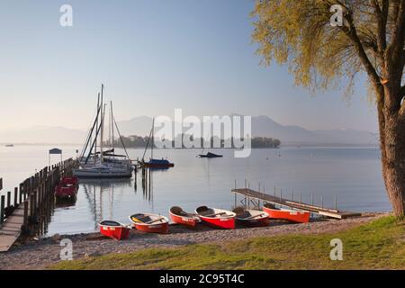 Geographie / Reisen, Deutschland, Bayern, Gstadt am Chiemsee, Boote am Strand, Blick auf die Fraueni, Additional-Rights-Clearance-Info-not-available Stockfoto