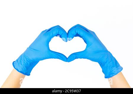 Stock Foto einer Frau Hände mit blauen Handschuhen bilden ein Herz mit ihren Fingern isoliert auf weiß Stockfoto
