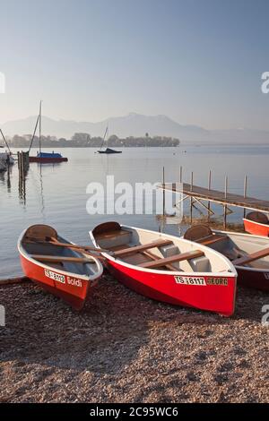 Geographie / Reisen, Deutschland, Bayern, Gstadt am Chiemsee, Boote am Strand, Blick auf die Fraueni, Additional-Rights-Clearance-Info-not-available Stockfoto