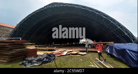 Guwahati, Indien. Juli 2020. Arbeiter haben ein temporäres COVID-19-Pflegezentrum im Nehru-Stadion in Guwahati in Assam, Indien, 28. Juli 2020 eingerichtet. Indiens COVID-19-Tally überschritt am Mittwoch die 1.5-Millionen-Marke und erreichte 1,531,669, teilte das Bundesgesundheitsministerium mit. Quelle: Str/Xinhua/Alamy Live News Stockfoto