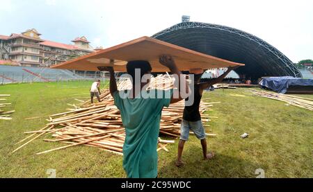 Guwahati, Indien. Juli 2020. Arbeiter haben ein temporäres COVID-19-Pflegezentrum im Nehru-Stadion in Guwahati in Assam, Indien, 28. Juli 2020 eingerichtet. Indiens COVID-19-Tally überschritt am Mittwoch die 1.5-Millionen-Marke und erreichte 1,531,669, teilte das Bundesgesundheitsministerium mit. Quelle: Str/Xinhua/Alamy Live News Stockfoto