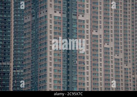 Hongkong, China. September 2019. Ein Wohnblock ist im Stadtteil Tseung Kwan der Skyline von Hongkong abgebildet. Kredit: SOPA Images Limited/Alamy Live Nachrichten Stockfoto