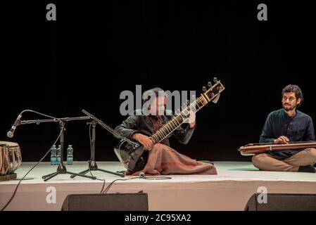 Indische ethnische Volksmusik während eines ethnischen Festivals in Jerusalem, Israel Stockfoto