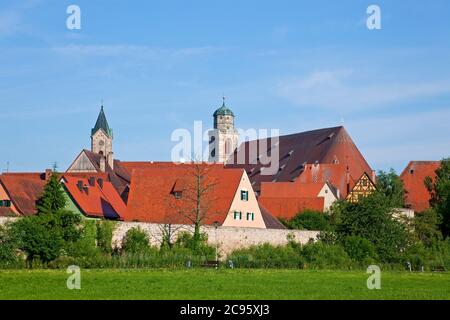 Geographie / Reisen, Deutschland, Bayern, Dinkelsbühl, Altstadt mit Stadtmauer und Dom St. Georg, Additional-Rights-Clearance-Info-Not-available Stockfoto