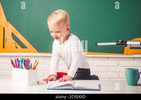 Schüler lernen Buchstaben und Zahlen. Kinder machen sich bereit für die Schule. Schulbildung zu Hause. Bildung. Stockfoto