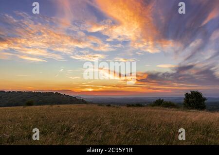 Sonnenuntergang über Beacon Hill auf den North Wessex Downs Südostengland im Juli an der Grenze von Hampshire und Berkshire Stockfoto