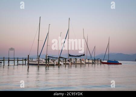 Geographie / Reisen, Deutschland, Bayern, Gstadt am Chiemsee, Blick auf die Fraueninsel, Chiemsee, Additional-Rights-Clearance-Info-not-available Stockfoto