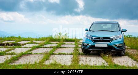 Mnt. runa, ukraine - JUN 22, 2019: honda cr-V suv auf einem Betonpflaster. Zuverlässiges Familienfahrzeug-Konzept. Schlechtes bewölktes Wetter. Stockfoto