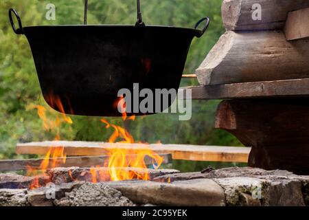 Traditionelle ungarische Bogracs Gulaschsuppe. Kochgericht auf offenem Feuer in einem Kessel. Vorbereitung gesunder Lebensmittel im Freien Konzept. Beliebte europäische Küche Stockfoto
