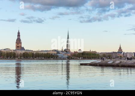 Riga, Lettland, die Altstadt mit den Türmen der Kathedrale St. Maria und St. Peter mit Spiegelungen in der Daugava Stockfoto