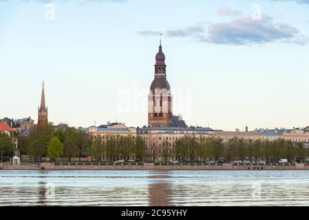 Riga, Lettland, Blick auf die Altstadt mit dem Turm der St. Mary's Cathedral mit Spiegelungen in der Daugava Stockfoto