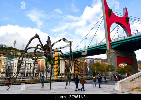 Die Spinnenskulptur vor dem Guggenheim Museum und La Salve Brücke Stockfoto