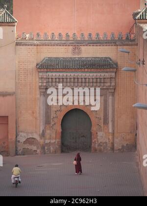 MARRAKESCH, MAROKKO - September 23 2019: Großer Palast El Badi in Marrakesch. Altes Tor in der Stadt. Stockfoto