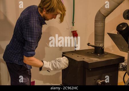 Röstung von Kaffeebohnen bis zur Perfektion Stockfoto