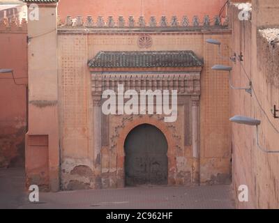 MARRAKESCH, MAROKKO - September 23 2019: Großer Palast El Badi in Marrakesch. Altes Tor in der Stadt. Stockfoto