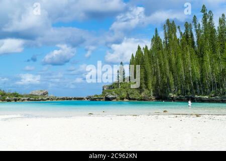 Schöne Meereslandschaft des natürlichen Schwimmbades der Oro Bay, Isle of Pines, Neukaledonien. Aquamarin durchscheinendes Wasser. Stockfoto