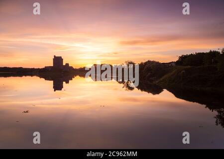 Sonnenaufgang im Dunguaire Castle. County Galway, Connacht Provinz, Irland, Europa. Stockfoto