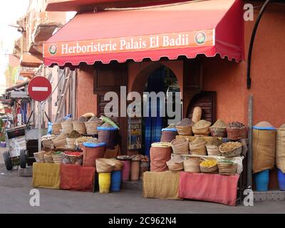 MARRAKESCH, MAROKKO - September 23 2019: Auswahl an Gewürzen auf einem traditionellen marokkanischen Markt Stockfoto