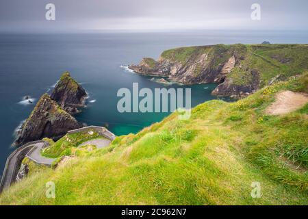 Der atemberaubende Blick auf die Blasket Inseln vom Dunquin Pier (Dún Chaoin). Dingle Peninsula, County Kerry, Munster Provinz, Irland, Europa. Stockfoto