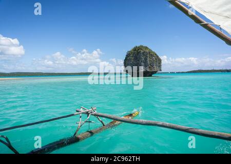 Bootstour auf einem traditionellen kaledonischen Segelboot in der UPI Bucht. Typische Felsen im türkisfarbenen Meer. küste von Pines Island, neukaledonien: Türkis Stockfoto