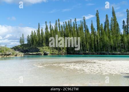 Schöne Meereslandschaft des natürlichen Schwimmbades der Oro Bay, Isle of Pines, Neukaledonien. Aquamarin durchscheinendes Wasser. Stockfoto