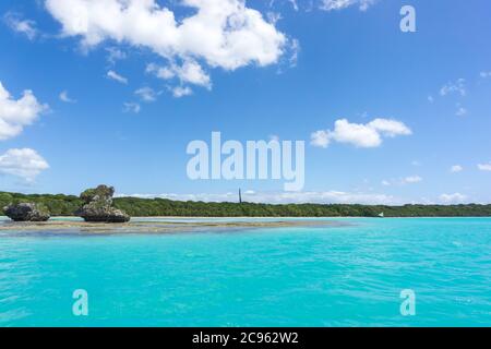 seascape of Pines Island, neukaledonien: Türkisfarbene Lagune, typische Felsen, blauer Himmel Stockfoto