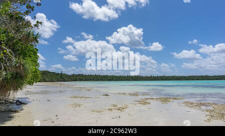 seascape of Pines Island, neukaledonien: Türkisfarbene Lagune, typische Felsen, blauer Himmel Stockfoto