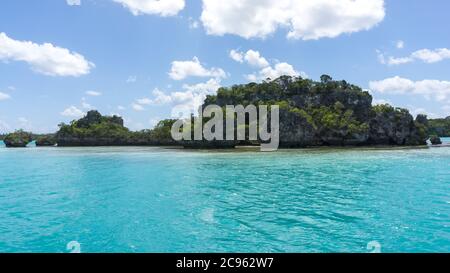 Wunderschöne Seeslandschaft der UPI Bay, Pines Island, neukaledonien: Türkisfarbene Lagune, typische Felsen, üppige Vegetation, blauer Himmel Stockfoto