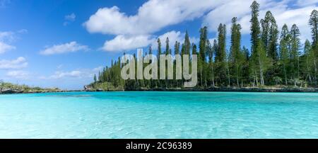 Schöne Meereslandschaft des natürlichen Schwimmbades der Oro Bay, Isle of Pines, Neukaledonien. Aquamarin durchscheinendes Wasser. Stockfoto