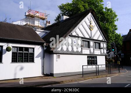 Crown and Anchor Pub in Stone, Staffordshire. Der Ort geschlossen wegen Bruch Regierungsvorschriften und verursacht COVID-19 Ausbruch unter den Anwohnern. Stockfoto