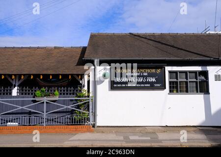 Crown and Anchor Pub in Stone, Staffordshire. Der Ort geschlossen wegen Bruch Regierungsvorschriften und verursacht COVID-19 Ausbruch unter den Anwohnern. Stockfoto