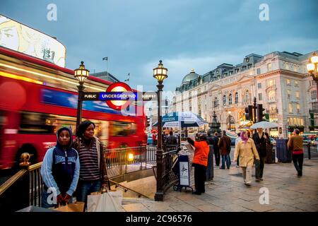 London, Großbritannien - Piccadilly Circus. Straßenszene am Eingang zur U-Bahn. London, Grossbritannien - Piccadilly Circus. Strassensze Stockfoto