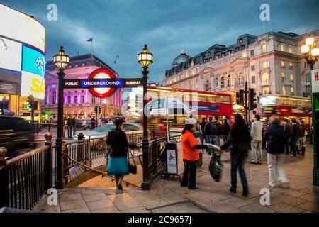 London, Großbritannien - Piccadilly Circus. Straßenszene am Eingang zur U-Bahn. London, Grossbritannien - Piccadilly Circus. Strassensze Stockfoto