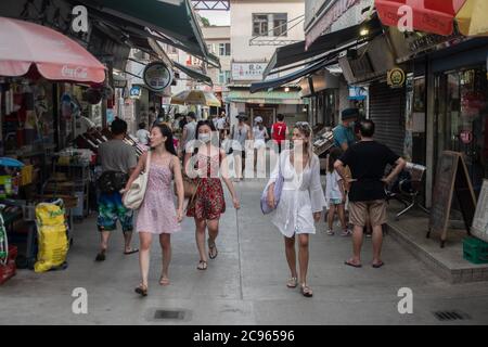 Hongkong, China. Juli 2020. Touristischer Spaziergang entlang der Yung Shue Wan Main Street.Sommer 2020 ist durch die Szenen im Zusammenhang mit der Coronavirus-Pandemie markiert. Chirurgische Masken und Warnungen, die Menschen den Zugriff auf das Szenario verbieten. Bild: Ivan Abreu/SOPA Images/ZUMA Wire/Alamy Live News Stockfoto