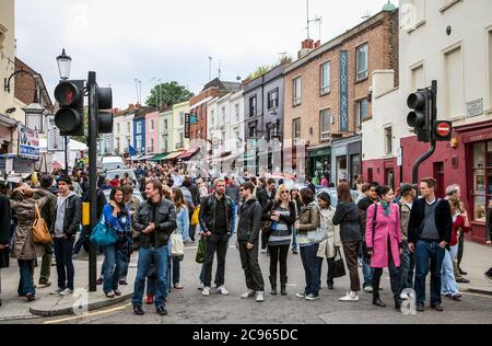 London, Großbritannien - Straßenszene auf dem Markt in der Portobello Road. Der Markt in Notting Hill ist eine Attraktion der Stadt. Mehr als 2000 Stände Stockfoto