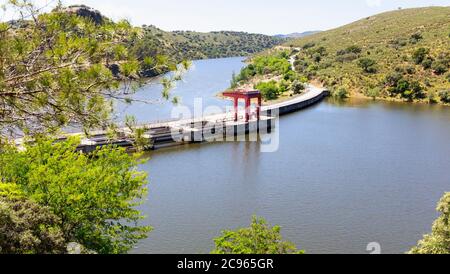 Provinz Caceres, Extremadura, Spanien. Jose Maria de Oriol-Alcantara II Stausee vom Aussichtspunkt Malavuelta aus gesehen. Stockfoto