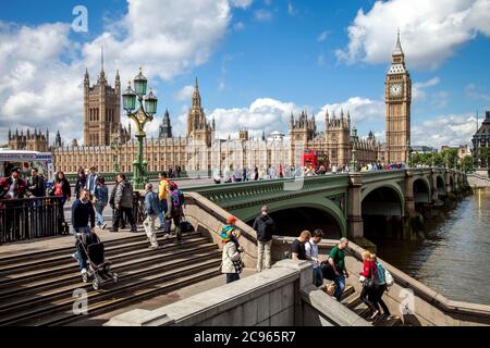 London, Großbritannien - Big Ben. Straßenszene an der Westminster Bridge mit Blick auf die Houses of Parliament mit dem Big Ben Glockenturm. London, Grossb Stockfoto