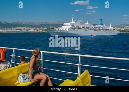 Split, Dalmatien, Kroatien - Hafenstadt Split. Blick von einer Autofähre auf ein Kreuzfahrtschiff von Thomas Cook Reisen. Stockfoto