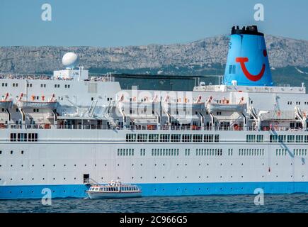 Split, Dalmatien, Kroatien - Hafenstadt Split. Kreuzfahrtschiff von Thomas Cook Reisen. Stockfoto