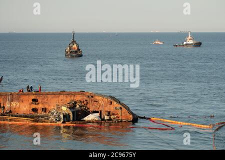 Arbeiter bereiten sich auf die Bergung zerstörten Schiff in Odessa Ukraine. Stockfoto
