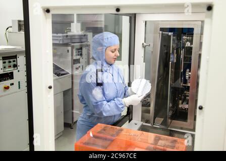 Dortmund, Nordrhein-Westfalen, Deutschland - Hochtechnologie im Ruhrgebiet. Ein Mikrotechnologe der temicon GmbH arbeitet in den Reinräumen der MST Stockfoto
